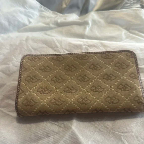 🚨REHAB 🚨Dooney and Bourke Wallet - Picture 2 of 5